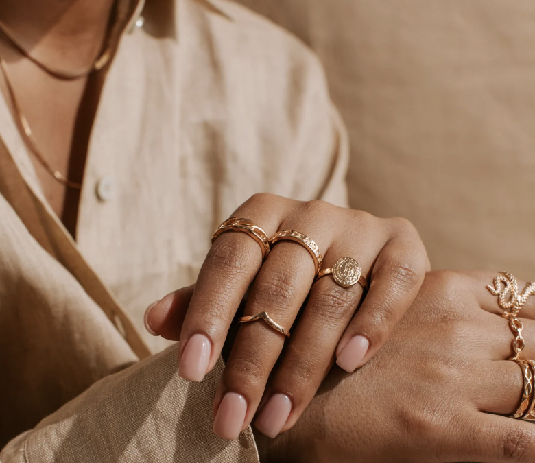 Guide de Style : Comment Associer vos Bijoux à Votre Garde-robe